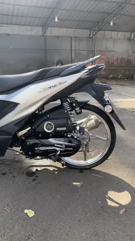 Paket manis emblem Honda ketheh 💦🥵🥶 #emblemhonda #emblemsayaphonda #emblem #beatdeluxe #mountingbeatdeluxe #silverr #ring17style #beatdeluxemodifikasi #fyp #silverr 