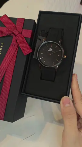 Có sẵn tại cửa hàng DW WATCHES SG 𝐃𝐚𝐧𝐢𝐞𝐥 𝐖𝐞𝐥𝐥𝐢𝐧𝐠𝐭𝐨𝐧 - Sản phẩm đồng hồ đến từ store chúng mình luôn cam kết linh kiện 100% chính hãng, chế độ bảo hành tốt nhất - 1 đổi 1 tại store, bảo hành 5 năm sử dụng cùng với chế độ hậu mãi thay pin miễn trí trọn đời  👉Store: 58/1A Phan Văn Trị P12 Bình Thạnh (vào hẻm rẻ trái là thấy ạ)  💖Open: 10:00-22:00  👉Hotline: 0903.004.182 Nhi ạ  ⏩️ Miễn phí giao hàng toàn quốc, nội thành HCM giao trong vòng 2 tiếng, ngoại thành 1-3 ngày nhận được  ⏩️ Kiểm tra hàng trước rồi thanh toán với shipper sau ạ#dwwatch #dwwatchessg #quatangnguoiyeu #dwwatches #dwmotion 