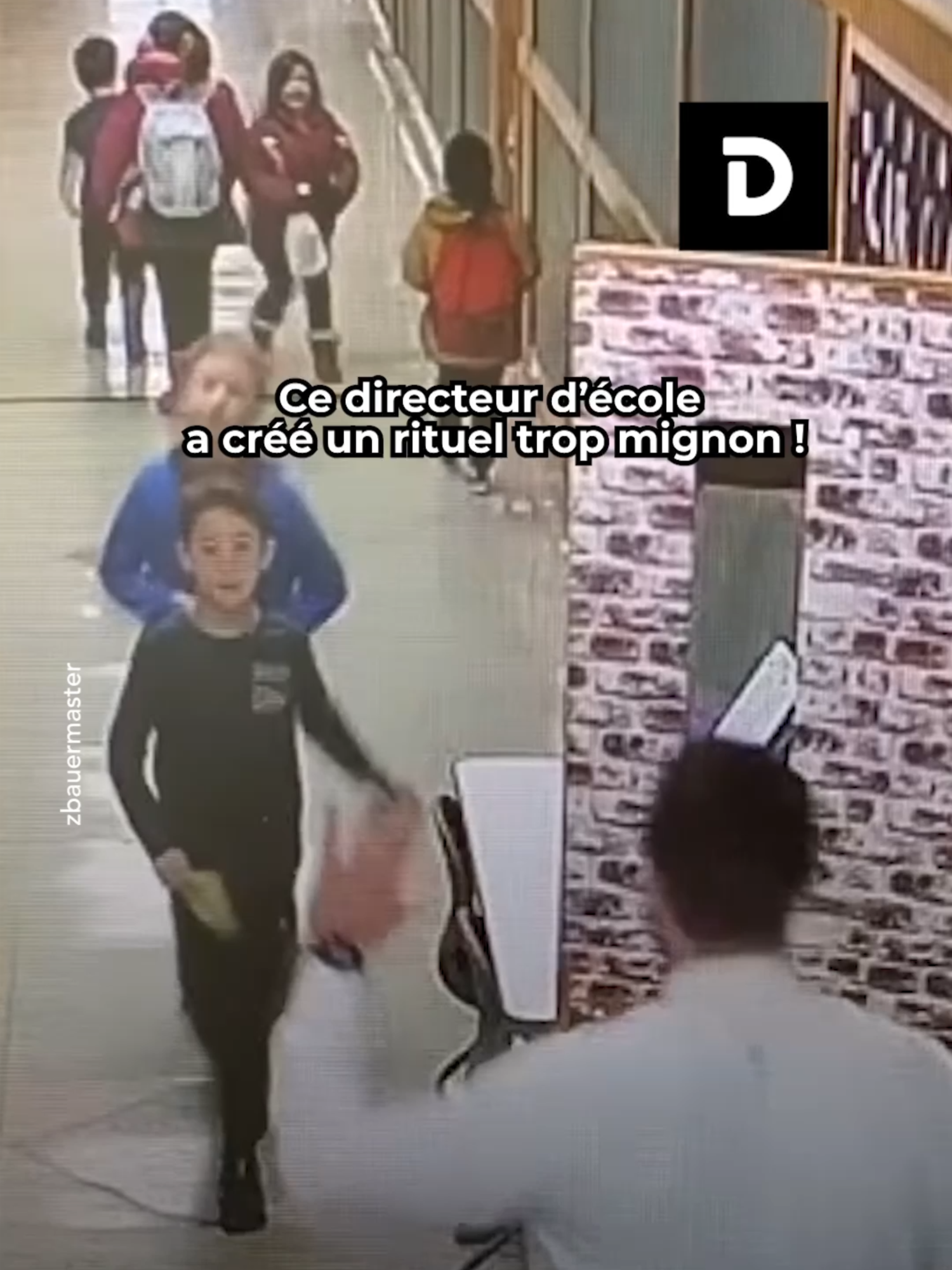Un directeur hors du commun. Chaque matin, il salue ses élèves un à un, créant un lien unique et un espace de confiance. Une belle leçon d’humanité. #école #prof #positivity