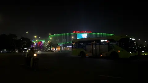 Đôi lúc anh sai với em, nhưng không đồng nghĩa với việc anh phải nhìn những chuyện quá đáng mà em làm ra, anh sẽ không bỏ rơi em, nhưng anh sẽ để em tự rời đi, vì đến lúc này anh đã biết rằng không đem lại hạnh phúc cho em rồi… @Hà Nội Về Đêm ❤️ #langthanghanoi #hanoivedem❤️ #nhachaymoingay #xuhuong2025 