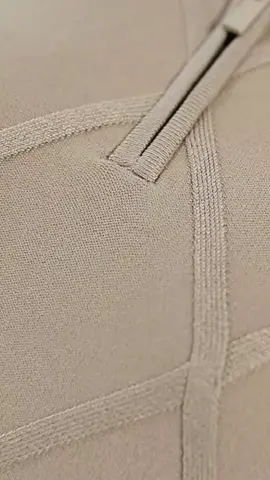 A Gola Polo Texture é uma peça sofisticada e confortável, confeccionada em malha trico nobre que oferece um caimento perfeito ao corpo. Seu design conta com punhos nas mangas e na barra, além de costura invisível, garantindo um acabamento de alta qualidade e durabilidade. Para ajustar ainda mais ao seu estilo, ela possui um zíper na gola, permitindo regular o tamanho de acordo com sua preferência.