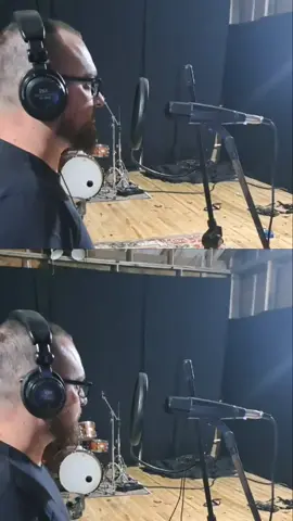 Gravação do primeiro single dia 5, parte 2 Última parte das gravações, os back in vocals fazem toda a diferença na harmonia de qualquer música. Dá uma conferida nos vocais que o @vandersonmallmann Fez! #metalalternativo #christianmetal #metalcristao #musicacrista #rockcristão #recordingmusic #backinvocal