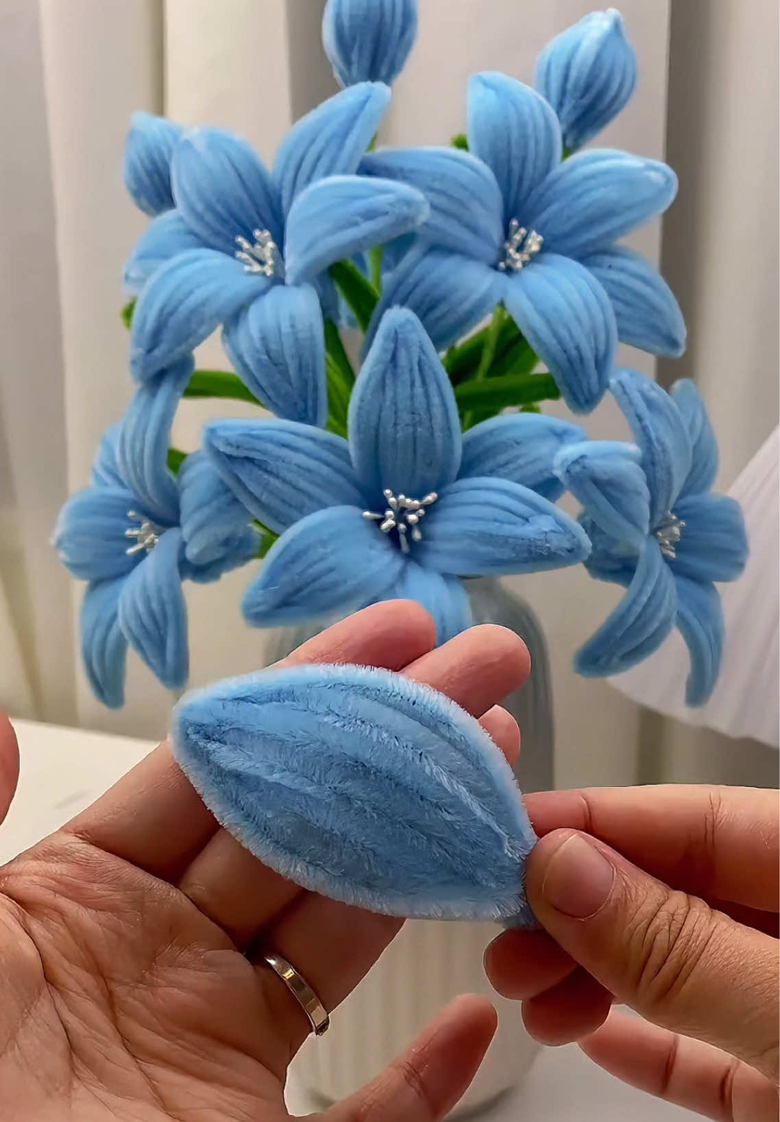 Blue lily flower petals tutorial #handmade #DIY #handmadegifts #handmadecraft #gift #flowers #craft #diyproject #diyfashion #diycraft #rose #foryou #tiktok #diystufftomake #handcraft #TikTokCrafts #bouquet #DIYCrafts #flowerlovers  #pipecleanerart #pipecleanerflowers #uktiktok 