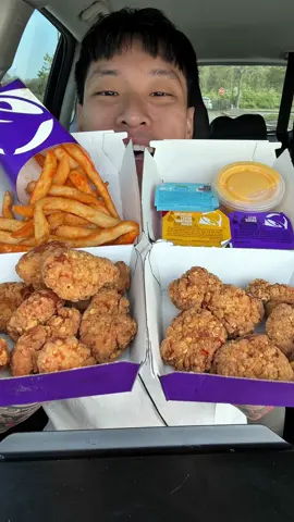 Tacobell’s chicken nuggets are back!! #tacobell #chickennuggets #nachocheese #eatingshow #mukbangeatingshow #fypシ゚viral 