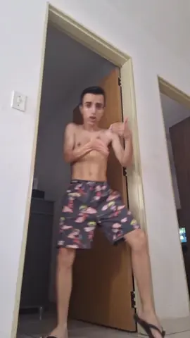 Resolvi fazer a dança da hipotenusa na porta do (nosso ninho) e sem camisa, pois meu corpo é uma fórmula matemática pra quem me desejar, e aqui não é 1+1 não viu, aqui tem que pensar bastante para encontrar o valor de 
