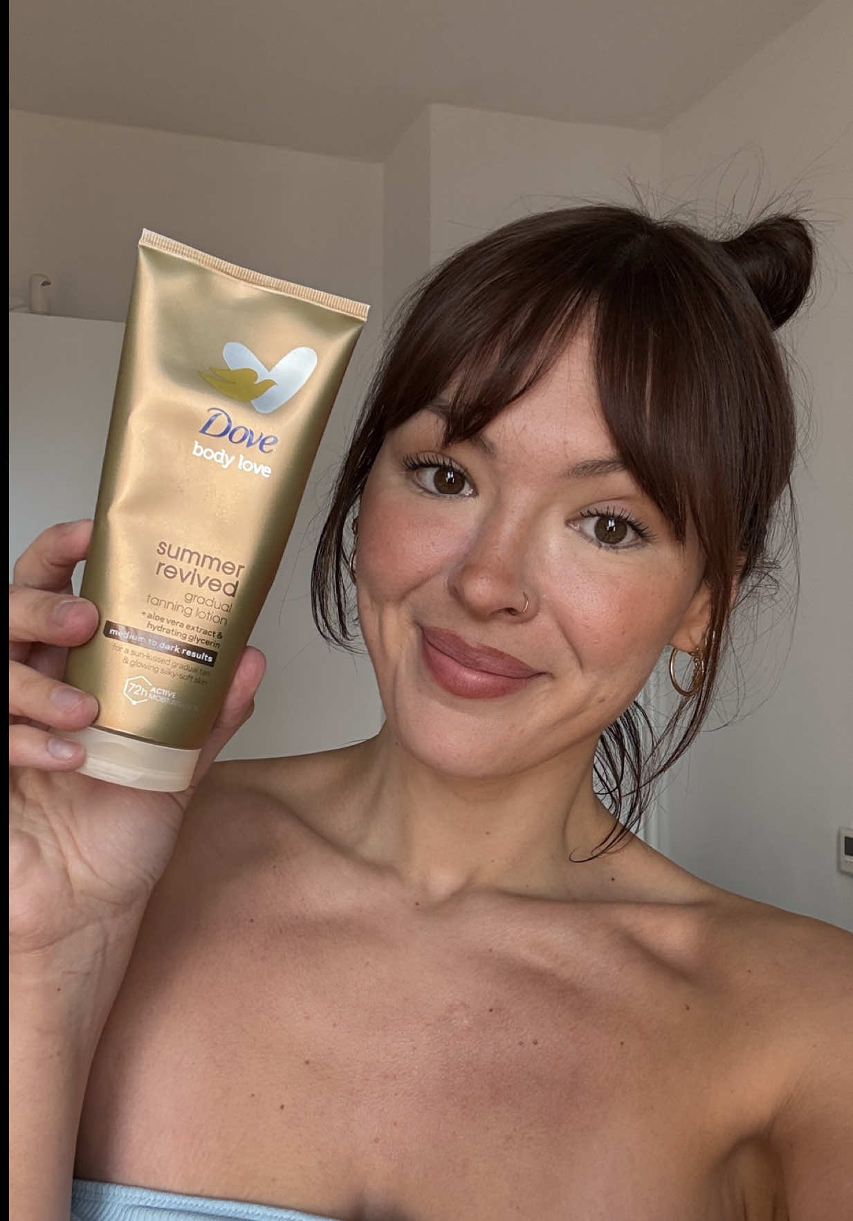 Ich leg mich nicht mehr in die Sonne – ich nehm jetzt einfach das hier ☀️ @Dove Beauty & Personal Care  Riecht sooo gut & gibt direkt Sommer-Vibes! #SunKissedByDove #skincare #bodycare #dovepartnerin | Anzeige