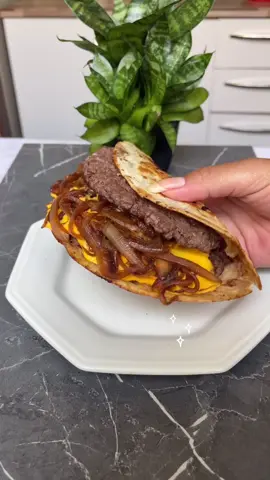 Rap10 de Cheddar McMelt 🍔🧀 Ingredientes: 70g de cebola 5 ml de shoyu light (opcional) 1 rap10 tradicional 150g de carne moída crua 30g de cheddar light (na verdade é requeijão sabor cheddar) Temperos (sal, noz moscada e pimenta do reino) 393 calorias 26g de carbo 39g de proteína 13,6g de gordura #cheddarmcmelt #rap10cheddarmcmelt #hamburger #tortilhasaudável #rap10saudavel #tortilhafit #emagrecimento