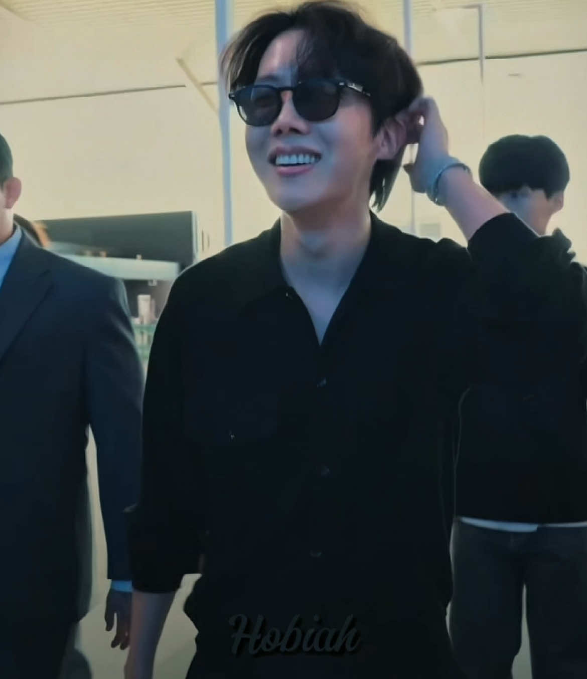 The airport is his runway 😩🫠 always so fine 😅 #junghoseok #Hoseok #jhope #hobi #jhopeairport #hoseokedit #jhopeedit #bts #bangtan #btsedit #정호석 #호석 #제이홉 #호비 #방탄소년단 #방탄 