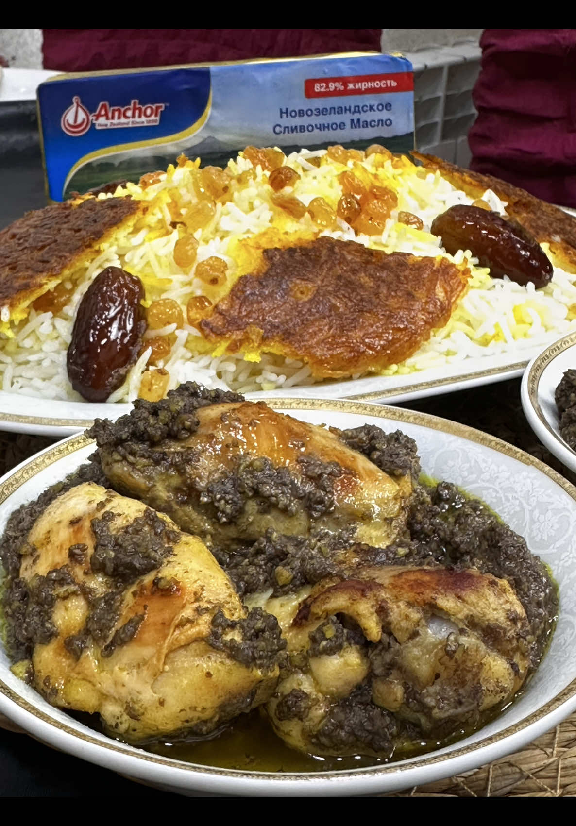 Toyuğlu Fisincan ♨️♨️♨️♨️♨️♨️ RESEPT; 📃📃📃 1 ədəd toyuq 120 qr qoz ləpəsi 400 qr soğan(soğanı çəkib,marledən acı suyunu təmiz sıxırıq,soğan sizə çox gəlməsin çəkilib sıxılanda az qalır) 2 çay qaşığı alça turşusu(palçıq turşu) Yarım çay qaşığı sarıkök Duz,istiot(zövqə görə) 100-120 qr kərə yağı @anchor.azerbaijan  Qazmaq üçün; (Qazanın diametri-28 sm) 1 yumurta 2 xörək qaşığı dolu xama( qatığ da olar) Yarım çay qaşığı sarıkök Bişmiş düyü #keşfet  #keşfetteyizzz 