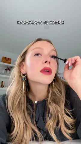 Publi. Feliz día de la madre a todas las madres que se ocupan de que sus hijas no salgan con cucarachos!!! os merecéis el cielo, qué menos que un cofre súper chuli de @L’Oréal Paris con una rutina para hacerte con tu hija 🩷