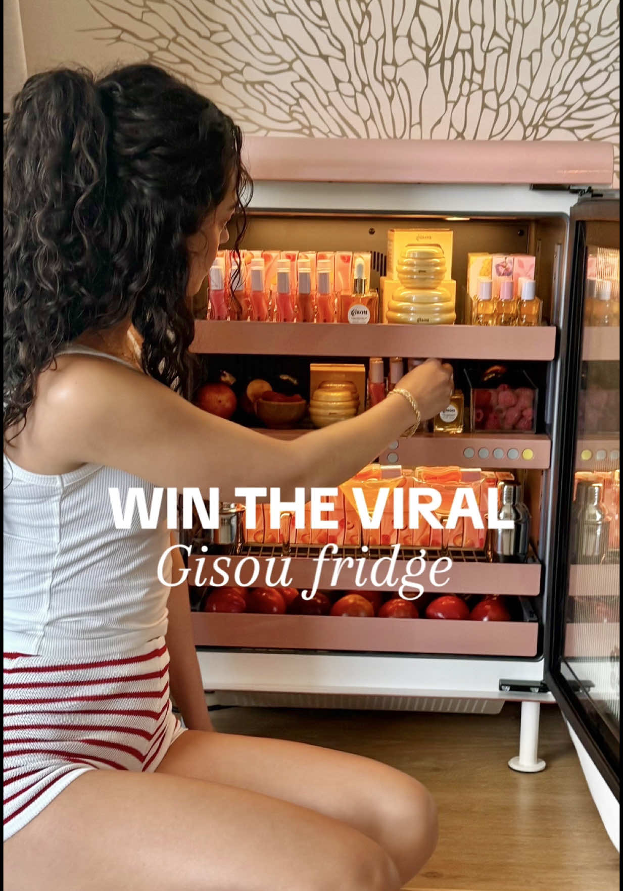 AD | the fridge of your DREAMS 💫🍯 @Gisou . To enter like this video and tag a friend!! #wavyhair #curlscheck #gisou 