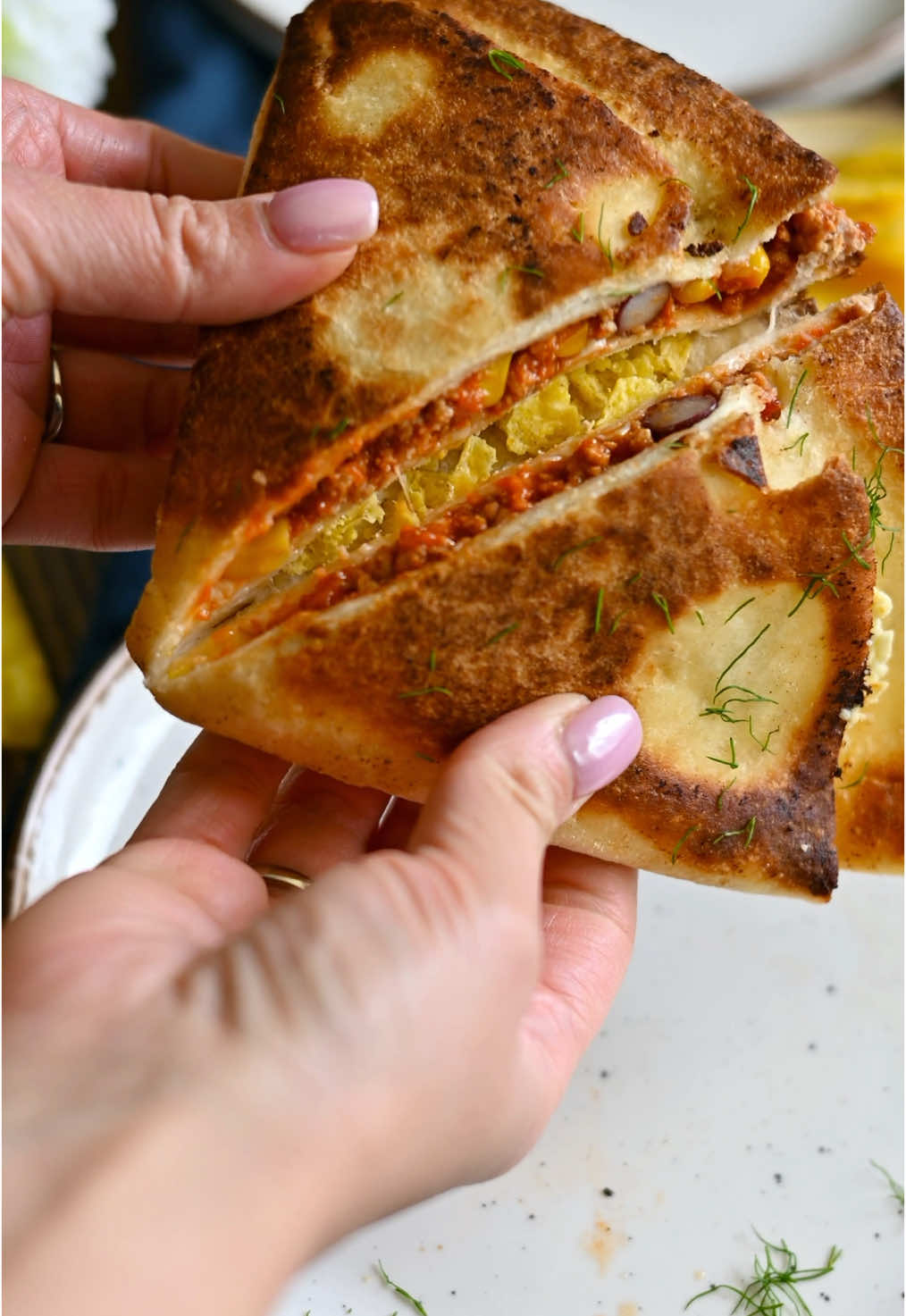 Tortilla z mięsem mielonym, serem i nachosami 🫔 Składniki: 400 g mięsa mielonego (łopatki wieprzowej) 400 g sosu pomidorowego  150 g kukurydzy  100 g fasoli czerwonej 1 łyżeczka słodkiej papryki  1/2 łyżeczki chilli  1/2 łyżeczki pieprzu ziołowego  sól do smaku  60 g sera  kilka nachosów 7-8 placków tortilli  3-4 łyżki serka śmietankowego  1. Mięso mielone podsmaż na patelni. Dodaj przyprawy i podsmaż jeszcze kilka minut.  2. Dodaj passate, kukurydze i fasolę i gotuj kilka minut. 3. Tortille przekrój do połowy. Na 1/4 wyłóż ser, następnie farsz mięsny, pokruszone nachosy i serek śmietankowy.  4. Całość złóż i podsmaż na maśle na złoty kolor.  #gotowanie #jedzenie #przekaska #obiad #przepisy #przepis 