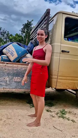 Estava querendo chover fui ajudar o rapaz pegar o cimento para o reboco da nossa casa!
