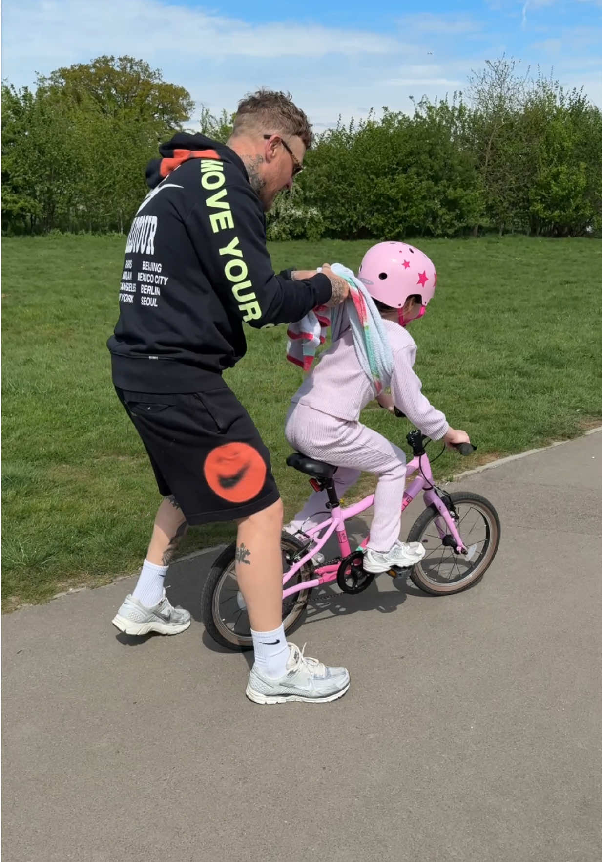Teach your kids how to ride a bike in under 5 minutes! 