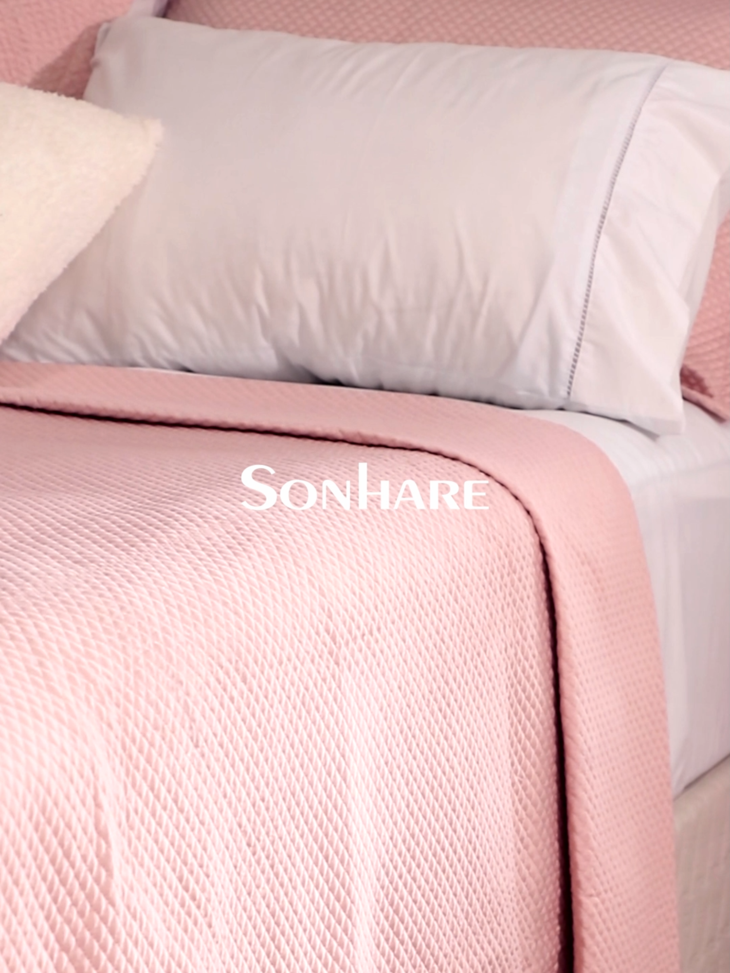 Colcha com brilho sutil, peso ideal e um caimento que impressiona. ✨ Detalhes delicados como o micromatelassê e as mini abas fazem toda a diferença. Escolha entre Fendi, Rosa Peach ou Gris e transforme sua cama com elegância. 🛏️💫 #SultanVesteaCasa AOS CLIENTES: Basta informar sua cidade e estado aqui embaixo nos comentários e indicamos uma loja parceira mais próxima de você! AOS LOJISTAS: Solicite um orçamento a seu representante comercial. . . . . . . . . . . . . . . . . . . . . . . #edredom #lençol #colcha #cobertor #travesseiro #cama #camamesaebanho #casanova #quartocasal #quartodemenino #quartodemenina #saladejantar #saladeestar #tapetes #enxoval
