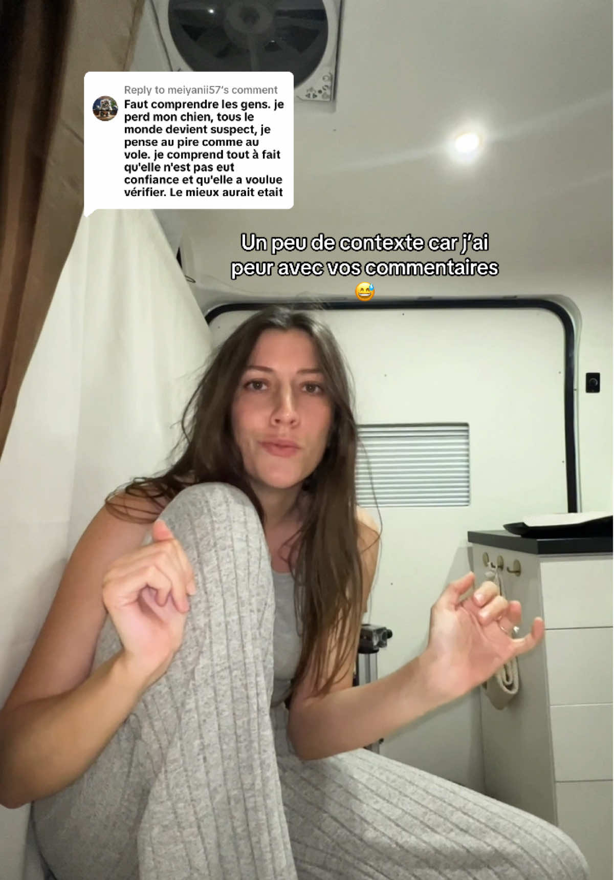 Replying to @meiyanii57 je voulais juste aller à l’essentiel mais voici le contexte 😅 son chien était bien évidemment en train de pisser derrière une voiture, si elle avait pas son nez cloué au téléphone elle aurait pu le voir bref 