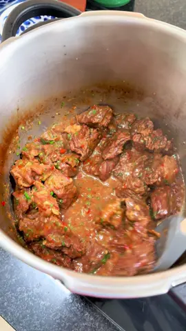 Carne de panela PERFEITA 🤤 * 1 kg de fraldinha  * 1/2 cebola * 1 pimentão vermelho * 1 tomate  * 1/2 pimenta de cheiro * Sal * Pimenta do reino * 1 colher de chá de mostarda djon  * 2 colheres de sopa de shoyu  * Temperinhos secos a gosto (usei alecrim, salsinha e cebolinha) * 1 xícara de caldo de carne  * Água quente * Salsinha a gosto  Faz e me conta? ♥️