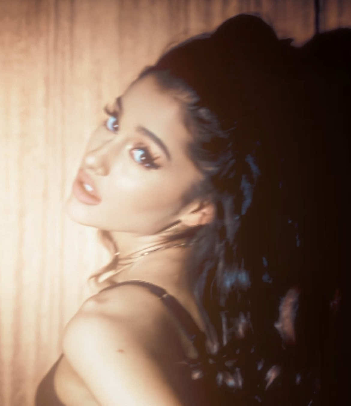 I have no idea what this is. {cc: mrderbaby, scp: buterascp} . tags: #fyp #arianagrandeedit #arianagrande #arianagrandebutera #foryoupagе #corvfx #viral #edit #aftereffects #iconic #trending #legend #popmusic #itgirl #musicindustry #musicvideo {ORIGINAL CONTENT, FAKE EVERYTHING}