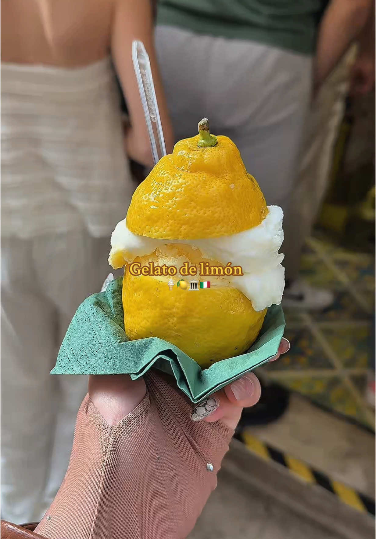 Probando un gelato de limón en un limónnnn, estaba delicioso y súper refrescante 🤤🤌🏻 #roma #italia #comidaitaliana #gelatoitaliano #probandocomida 
