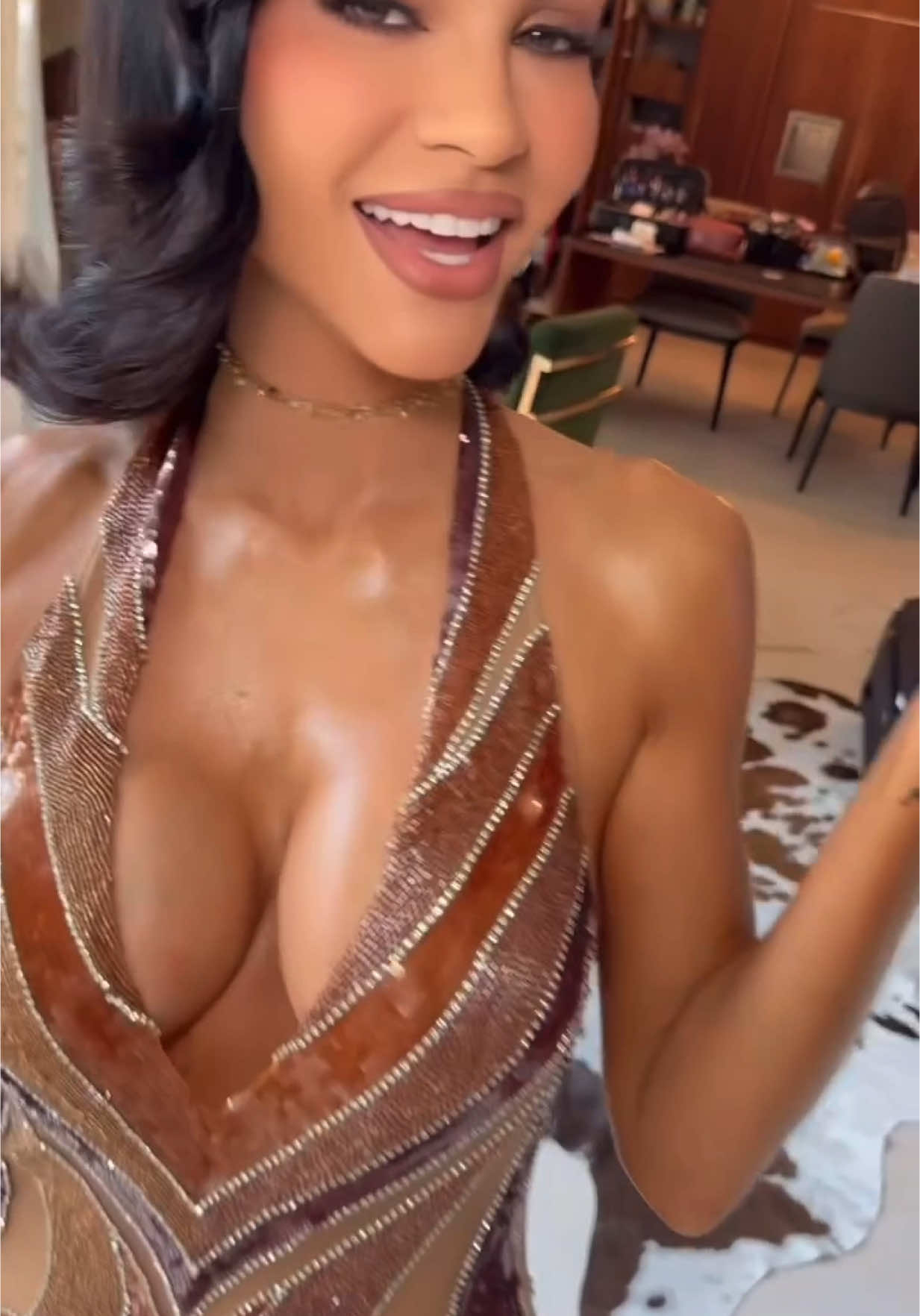 Vamos camino a los premios Latin Billboard … y sí, confirmamos: mamá anda set. Noche de celebración, de mujeres bellas, poderosas, y de mucha alegría. Si ven una sonrisa caminando con tacones, probablemente soy yo 🔥  Ready pa’ gozar, reír y representar como solo una latina sabe. 🌼 🇩🇴 #enamargue #OutfitCheck #Fashion 