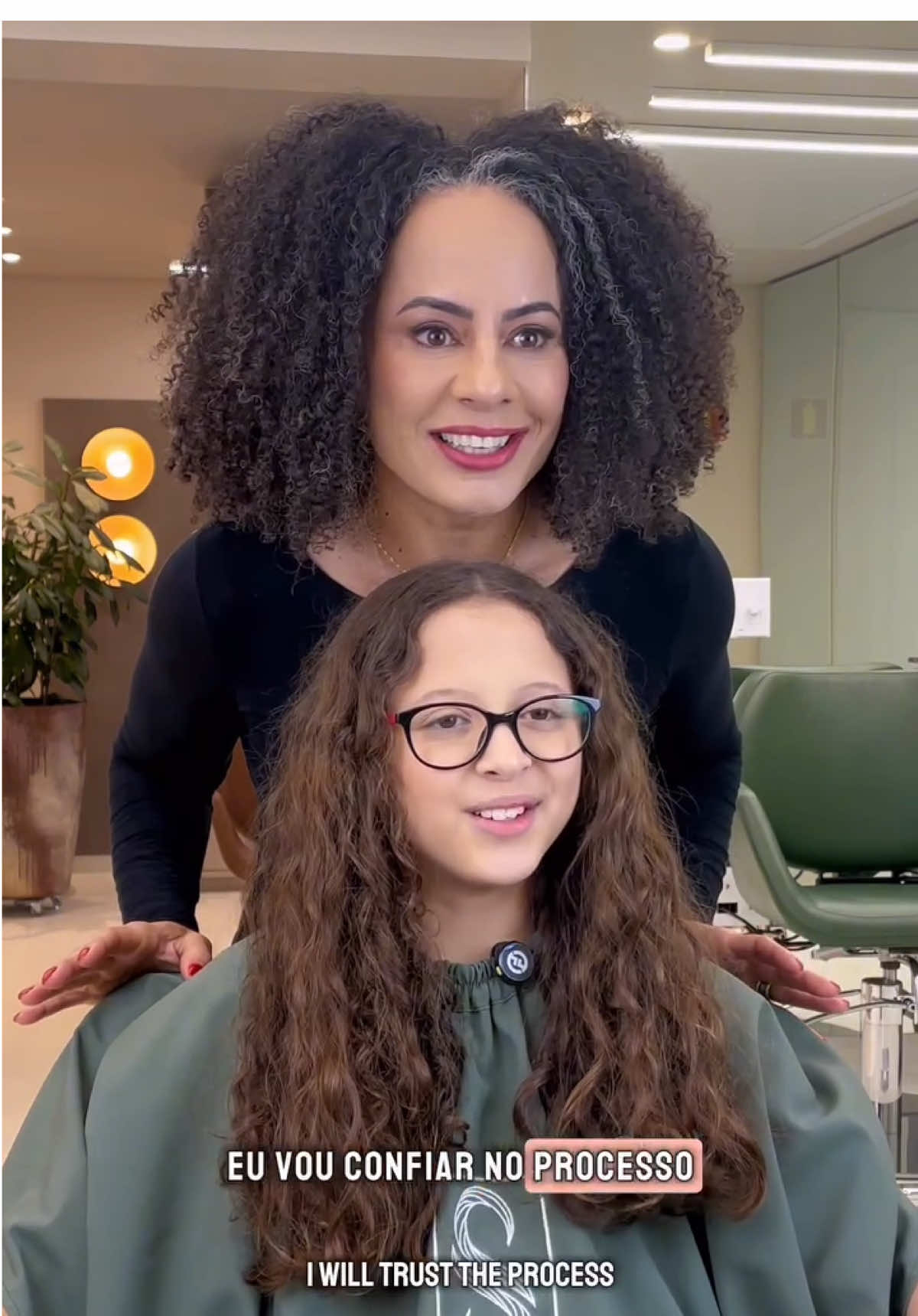 ✨Se não for mágica é processo.✨ Laura tem 10 anos e já chegou no salão com a ideia prontinha na cabeça: queria um corte Chanel com franja. E quando eu contei que a capa era mágica, ela olhou pra mim com a maior naturalidade e sabedoria disse: “Vou confiar no processo.” 😅 Aaaah… Essa garota deixou todo mundo encantado. O resultado?  Uma Laura ainda mais linda, poderosa e cheia de estilo!  Deixem muitos elogios para ela nos comentários! 🥰