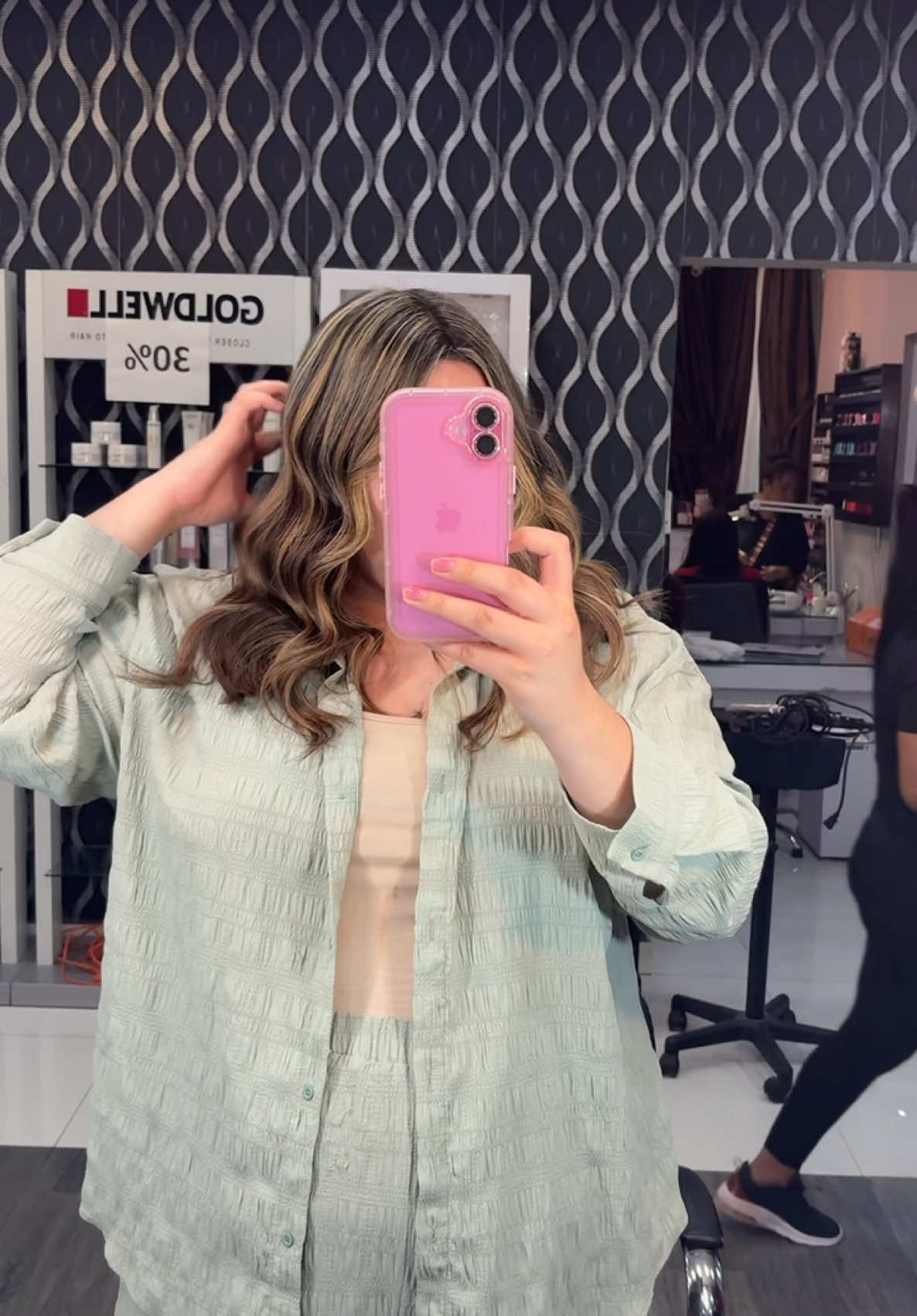 A Gaby solo le tocaba un baño de color, pero Vane tenía otros planes 😉✨ Subimos el diseño de color y lo hicimos un poco más claro para, en un futuro, comenzar a dejar su cabello más blondie 💁🏼‍♀️💛 ¿Te gustaría un cambio de look que deslumbre? 😍 Aprovecha las promociones que quedan en esta última semana de abril y luce un cabello espectacular con Yuv and Co 💇‍♀️🌟 #CambioDeLook #BlondieVibes #HairGoals #PromocionesAbril #YuvAndCo #HairTransformation #Colorimetría #EstiloUnico #LookDelMes #GlowUp
