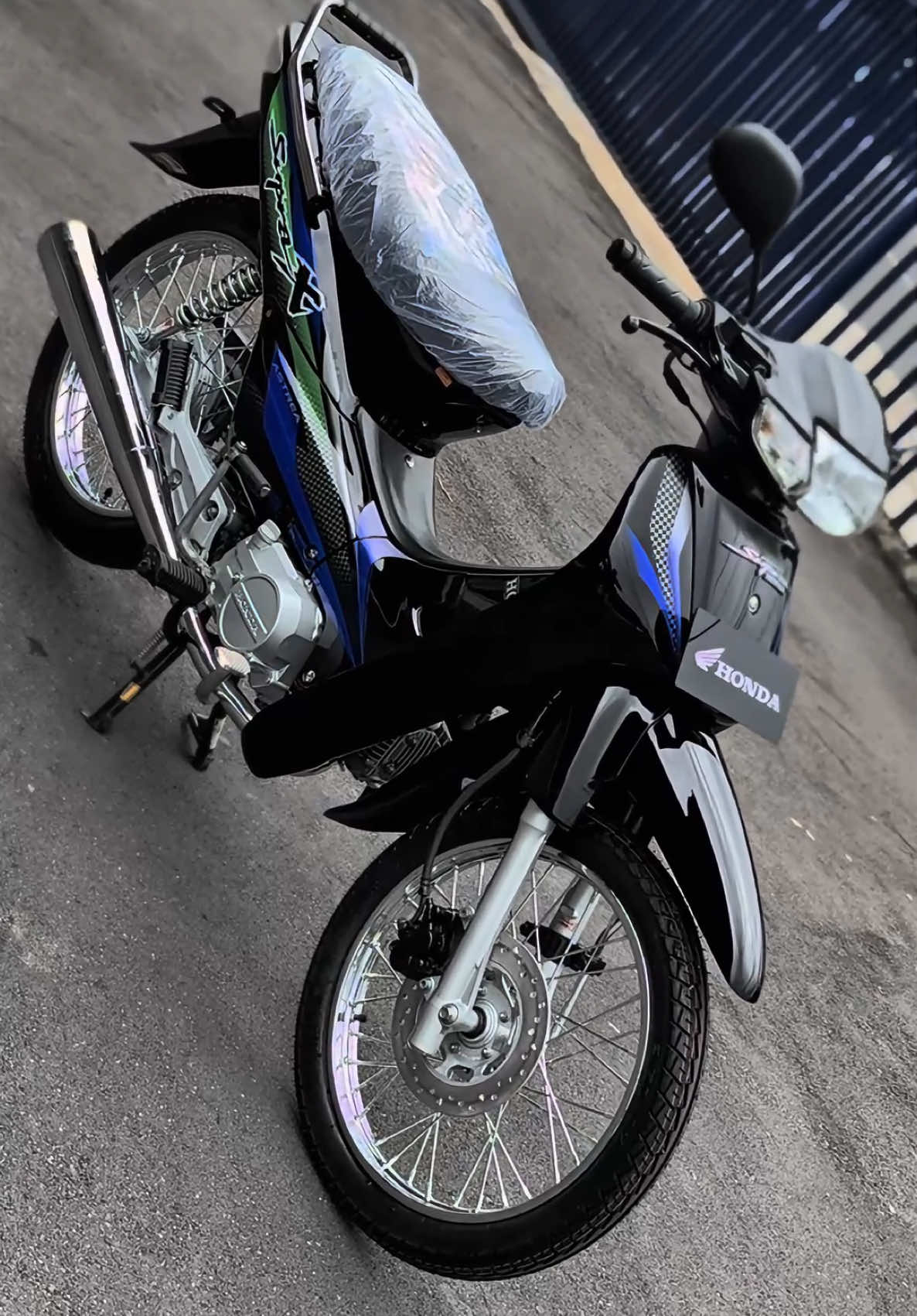 Di Readykan Honda Supra X 2002 Full Restore original geniune Part • Honda Supra X 2002 AA wonsobo • dokumen lengkap stnk bpkb faktur • body set baru original Honda • speedo original baru • shock belakang baru • body kasar original baru • holder kanan kiri original baru • headlamp original baru • stoplam original baru • sein depan original baru • gearset dan kawan2 nya original baru • streping lokal karna cari yang ori sudah tidak ada tahun 2002 • spion original baru • handle rem master rem dan disk baru original • ban seperti aslinya Federal dan baru • mesin full refresh • kaki2 rangka repaint • kenalpot baru • baut2 semua baru Silahkan bagi yang berminat dan suka buat nostalgia bisa di tebus harga 25 jt Free kirim  Seriuos buyer 082220363245 Lokasi temanggung jateng indonesia #hondasupra #hondasupra100 #hondasuprax #hondasupra125 #hondasuprax125pgmfi #saudaramotor #hondasupraindonesia #motorbebekhondaastrea #astramotor #federalmotor #ahm