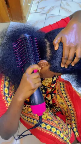 La brosse est disponible #senegalaise_tik_tok #brosseacheveux #brosseelectrique #brusing #cheveuxnaturels 