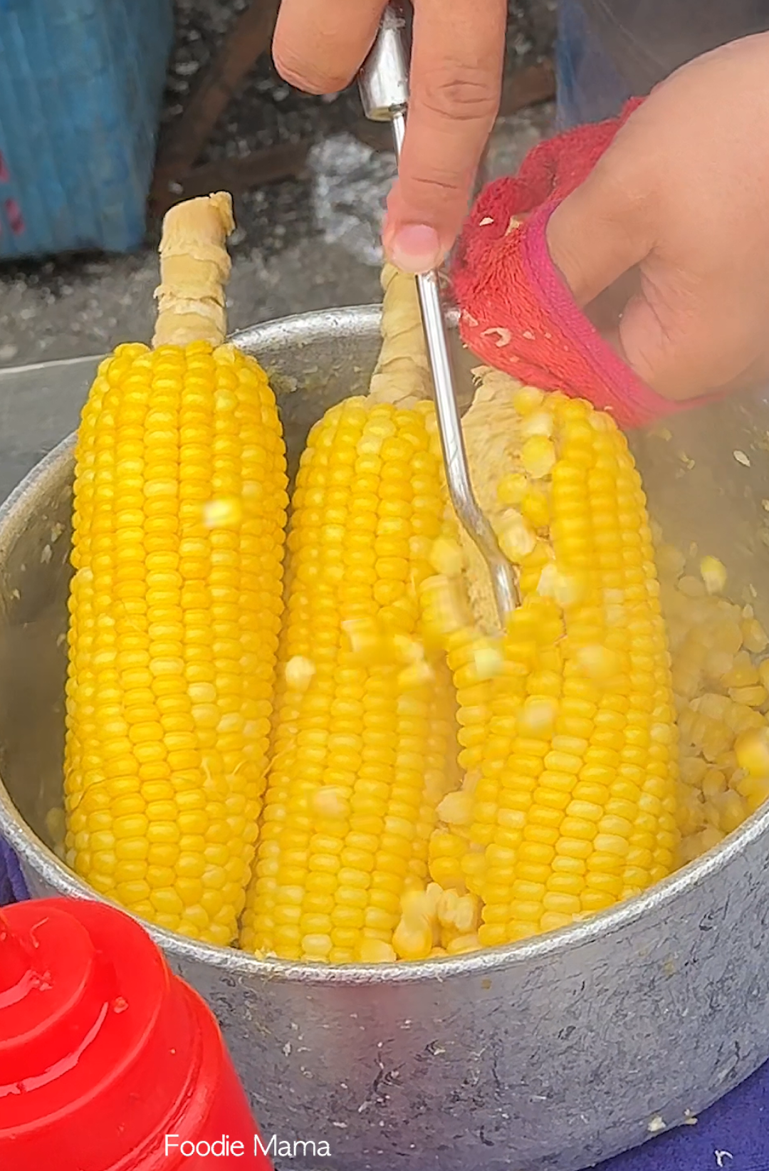 Perfect Corn Peeling Skills - Malaysian Street Food Price : RM 3.7/ USD 0.8 Location : Setia Alam Pasar Malam google map : https://goo.gl/maps/4ar75t7XBhU5Vo3RA #streetfood #malaysia 