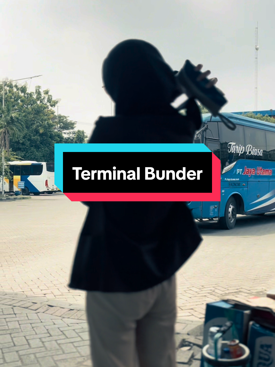 hunting singkat di Terminal Bunder Gresik. Tak banyak bus yg berhasil diabadikan krn memang jamnya siang. mungkin next bisa hunting kesini lagi #jayautama #jayautamaindo #akas #bismaniacommunity #storybus 