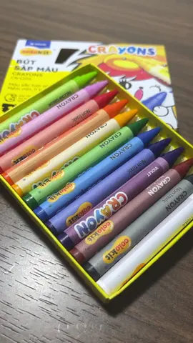 Bút sáp màu Thiên Long Colokit CR-C016 gồm 12 màu sáp cho bé tươi sáng, an toàn, đạt chuẩn Châu Âu. Thiết kế nhỏ gọn, thân tròn vừa tay giúp bé dễ cầm nắm, tô vẽ thoải mái. Màu lên đều, ít bụi, bền màu, hỗ trợ phát triển tư duy sáng tạo. Mỗi cây sáp có tem nhận diện màu rõ ràng. Sản phẩm màu sáp cho bé lý tưởng để học tập, vui chơi, đạt chuẩn EN71/9 và ASTM D-4236, hoàn toàn không gây hại cho sức khỏe. #butsapmau #dodunghocsinh #thienlongshop 