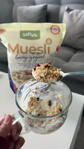 Cocok banget buat aku yang kalo sarapan maunya sat set tapi tetep enak dan sehat🤤 #sarapan #sereal #muesli #mueslisafiya #muesliberryyogurtsafiya #alkahfistr #fypage 