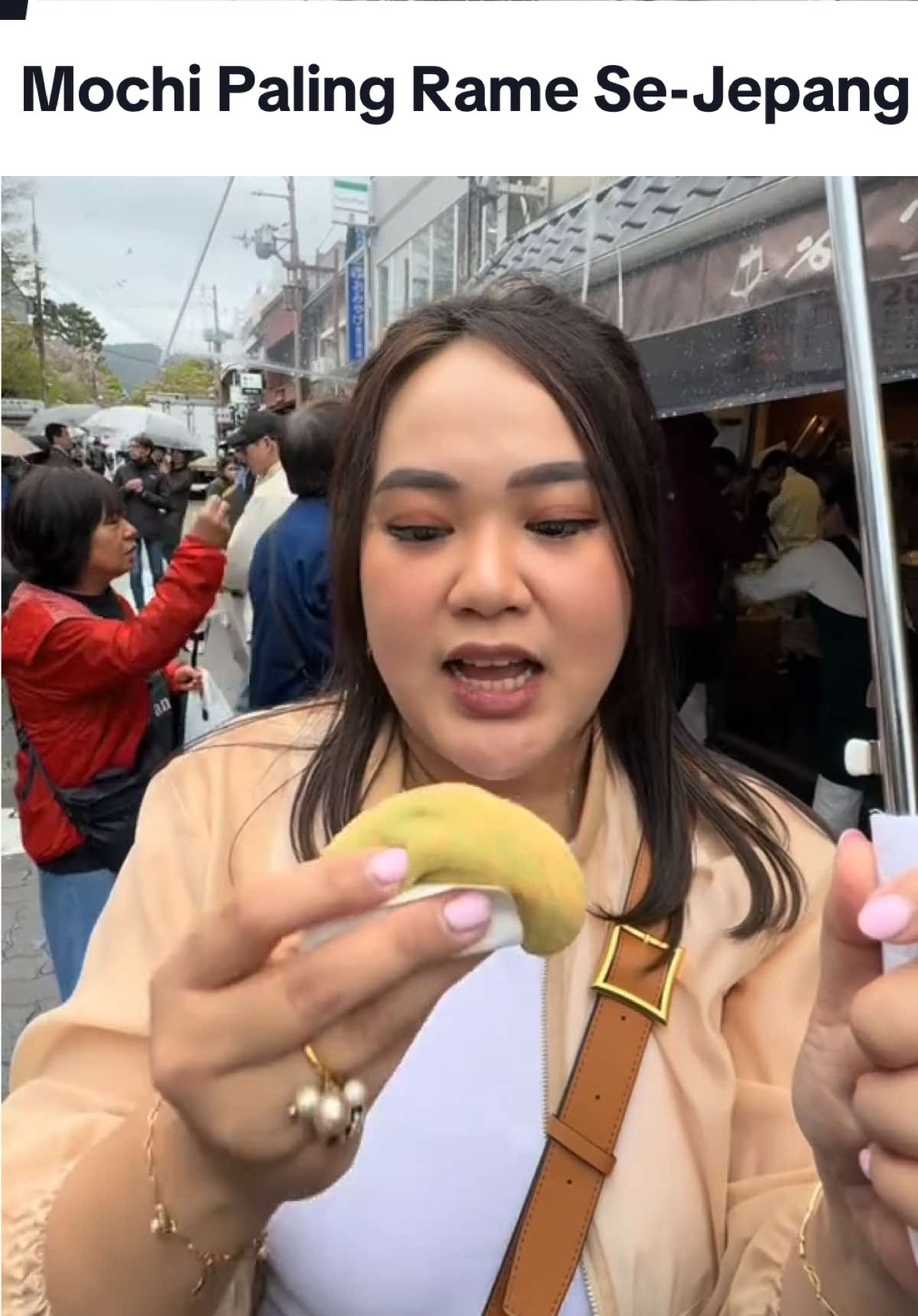 MOCHI PALING RAME SE-JEPANG nih kayaknya!!😍🤤👍🏻👍🏻👍🏻 Nama jenisnya Mochi Yomogi,ada yg udah pernah kesini? Teksturnya kenyel banget,rasanya gak begitu manis~ 📍Mochi Nakatanidou,Nara Jepang. ⭐️4,2/5 #fyp #viral #streetfood #japanculinary #kulinerjepang #mukbang 