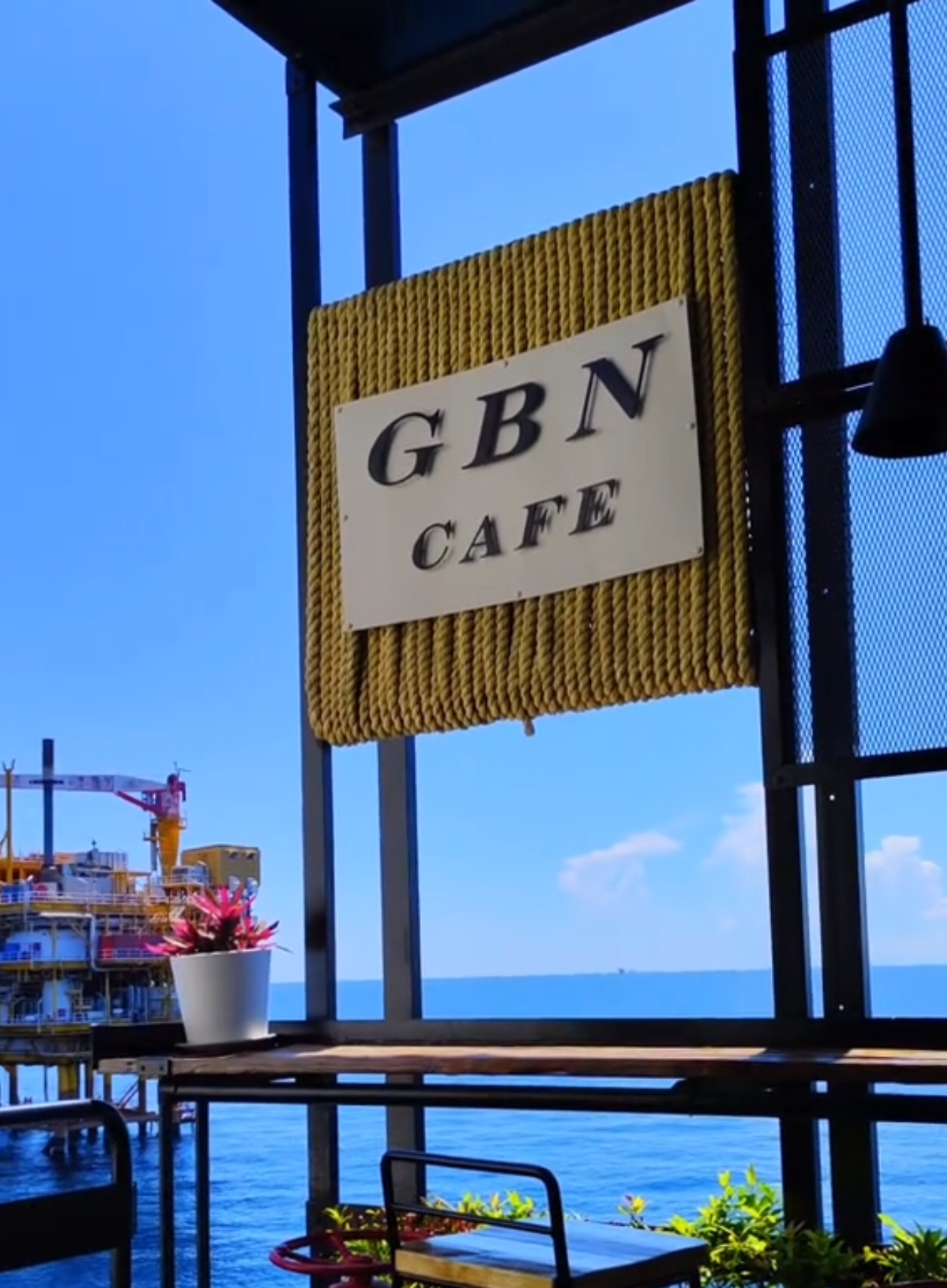 วิวหมื่นล้าน #มุมกาแฟ #กลางทะเลอ่าวไทย #offshore #วัยรุ่นเรือน้ํามัน #คนนอกชายฝั่ง 