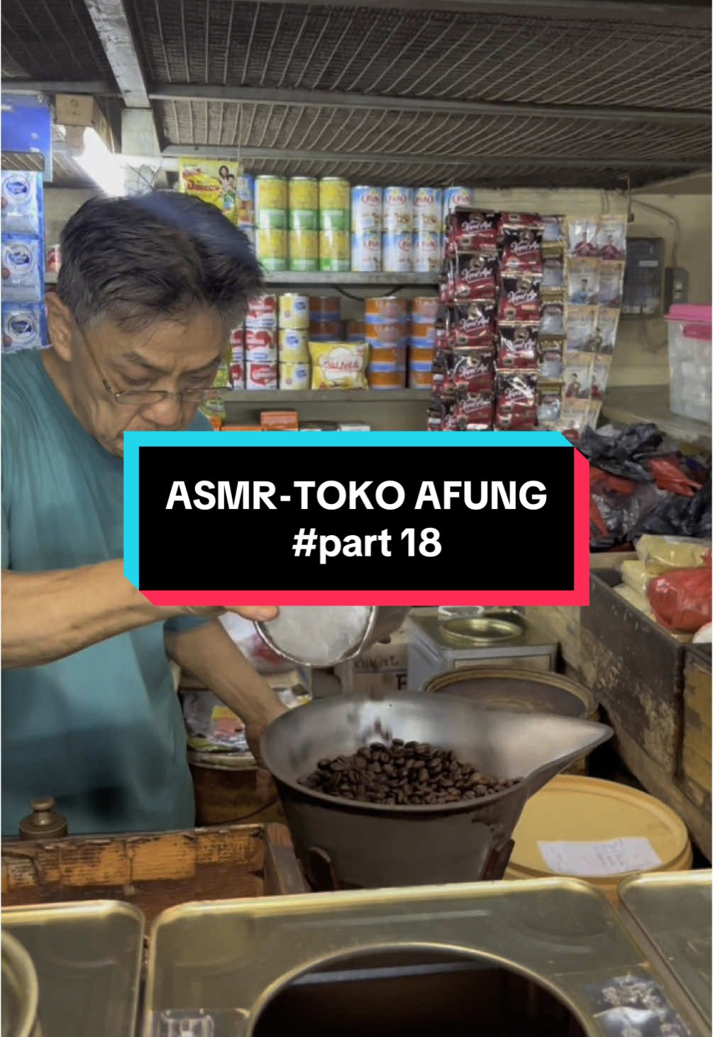 Orderan makin rame, aroma kopi makin semerbak! Dari grinding sampai packing, semua dikerjain dengan cinta. Siapa yang udah pernah belanja di Toko Afung? Komentar dong! 🥰 #Tokoafung #asmr #asmrkopi #kopiafung #grindingkopi #proseskopi #kopilokal #proseskopi #kopiasli #kopilokal #kopinusantara #bahankue #ngopiyuk #asmrindonesia #kopifresh #umkmindonesia #fyp #ngopidulu #kopiviral #kopikekinian #kopienak #coffeevibes #ngopisetiaphari 