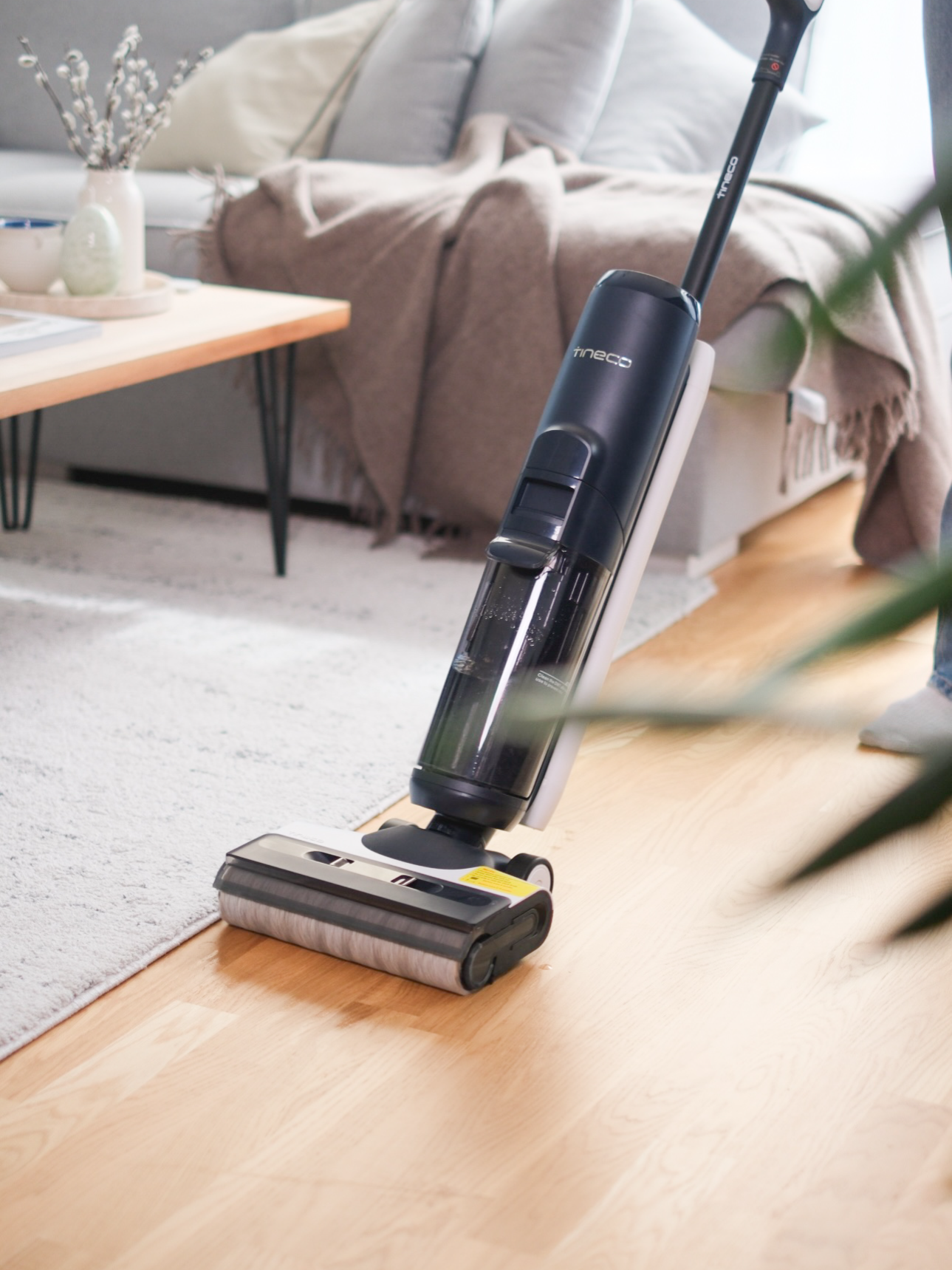 TINECO Floor One S6 FlashDry Pet on täiustatud põrandapesu- ja tolmuimejaseade, mis on loodud lemmikloomadega kodudele. 🐾 Kahe rullharja süsteem – eemaldab samaaegselt tolmu, karvad ja tõrksad plekid. 💨 FlashDry™ tehnoloogia – kuivatab puhastusrullid automaatselt pärast igat kasutuskorda, tagades puhta ja hügieenilise tulemuse. 🔋 Pikk aku tööaeg – kuni 35 minutit järjestikust puhastamist ilma laadimiseta. Tõhus, nutikas ja alati valmis – vaevatu puhtus! https://www.d-one.ee/tineco-floor-one-s6-flashdry-pet-vacuum-cordless-floor-cleaner43074 #tineco #flashdrys6pet #s6pet #tinecos6 #estonia