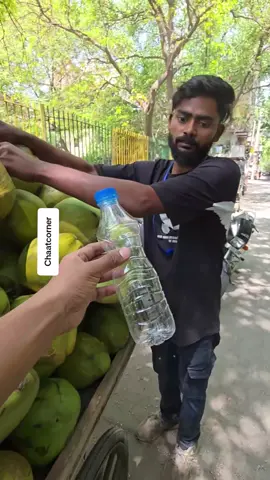 Bhaiya ne diya 500ml ki bottle narial paani se bhari, upar se itni moti malai ki dekhte hi muh mein paani aa jaye! #Foodie #foodbloggers #IndianStreetFood #NarialPaani #desiswag 