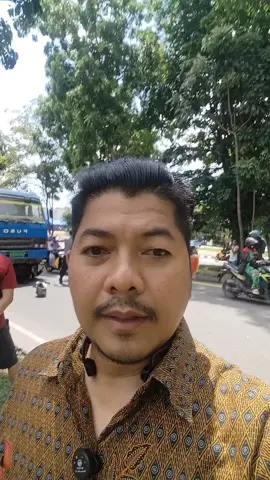 Kecelakaan Lalu lintas, Sebuah Truk Molen menabrak 1 unit sepeda motor didepan lakopi tiban. lajur jalan dari arah nagoya menuju sekupang. tepatnya setelah lampur merah vitka. untungnya tidak ada korban jiwa. pengendara hanya mengalami luka2 dan sudah dibawa ke klinik terdekat.  Jumat, 25 apr 2025. Pukul 10.40wib. #semuaorang #indonesia #fypシ゚ #batam #kotabatam #viral 