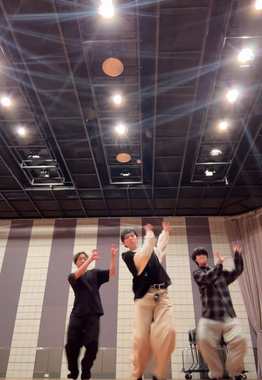 僕も踊ります！！！近くにいたダンサー2人と踊ってみましたw #TJ #travisjapan #wouldyoulikeone #しっぽダンス @Chaka_TJ @みんと🌱 @Futa Fujita 