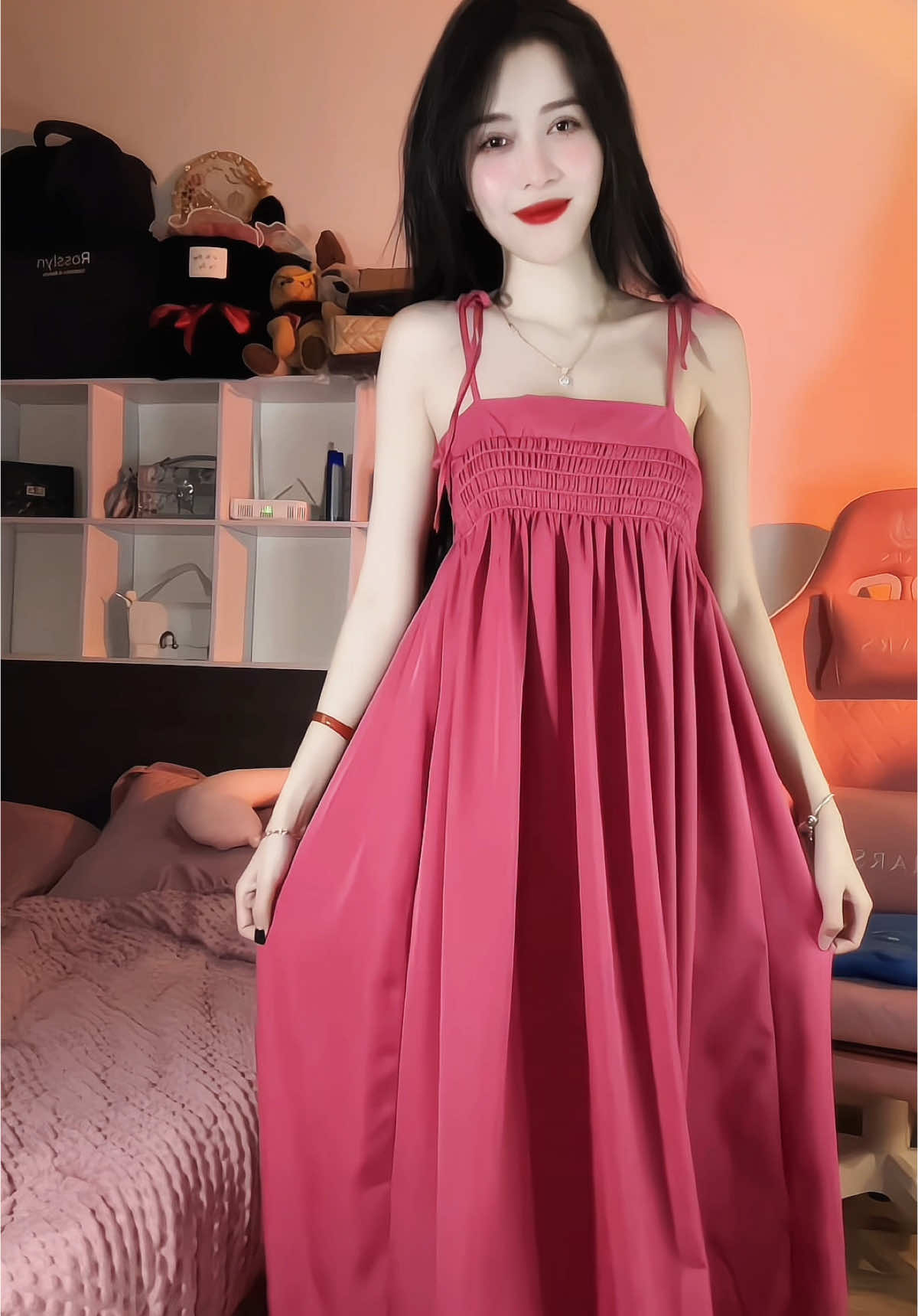 Mặc nhà thì hơi sang, đi biển thì hơi xinh. Bầu bí ghé qua em #sarahduonglive #sarahduongreview #sarahduongvlog #outfit #váy 