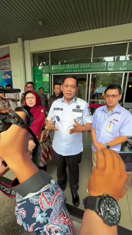 Alhamdulillah, hasil dari roadshow kami ke beberapa perusahaan membuahkan hasil yang sangat positif. Sejumlah lowongan kerja telah berhasil dihimpun dan siap dibuka dalam Job Fair Kabupaten Bekasi pada bulan Mei mendatang. Langkah ini adalah bagian dari komitmen kami di Pemkab Bekasi untuk memperluas kesempatan kerja bagi warga ber-KTP Kabupaten Bekasi, serta memperkuat sinergi antara pemerintah daerah dan dunia industri. Kami terus mendorong kolaborasi yang produktif demi menciptakan iklim ketenagakerjaan yang sehat, inklusif, dan penuh peluang bagi SDM lokal. Untuk informasi lebih lanjut seputar ketenagakerjaan dan Job Fair, silakan hubungi @bekasikab.ketenagakerjaan. Bekasi Bangkit, Maju, Sejahtera! #bekasibangkitmajusejahtera #drasepsuryaatmaja #wakilbupatibekasi #jobfairbekasi2025 #pemkabbekasi