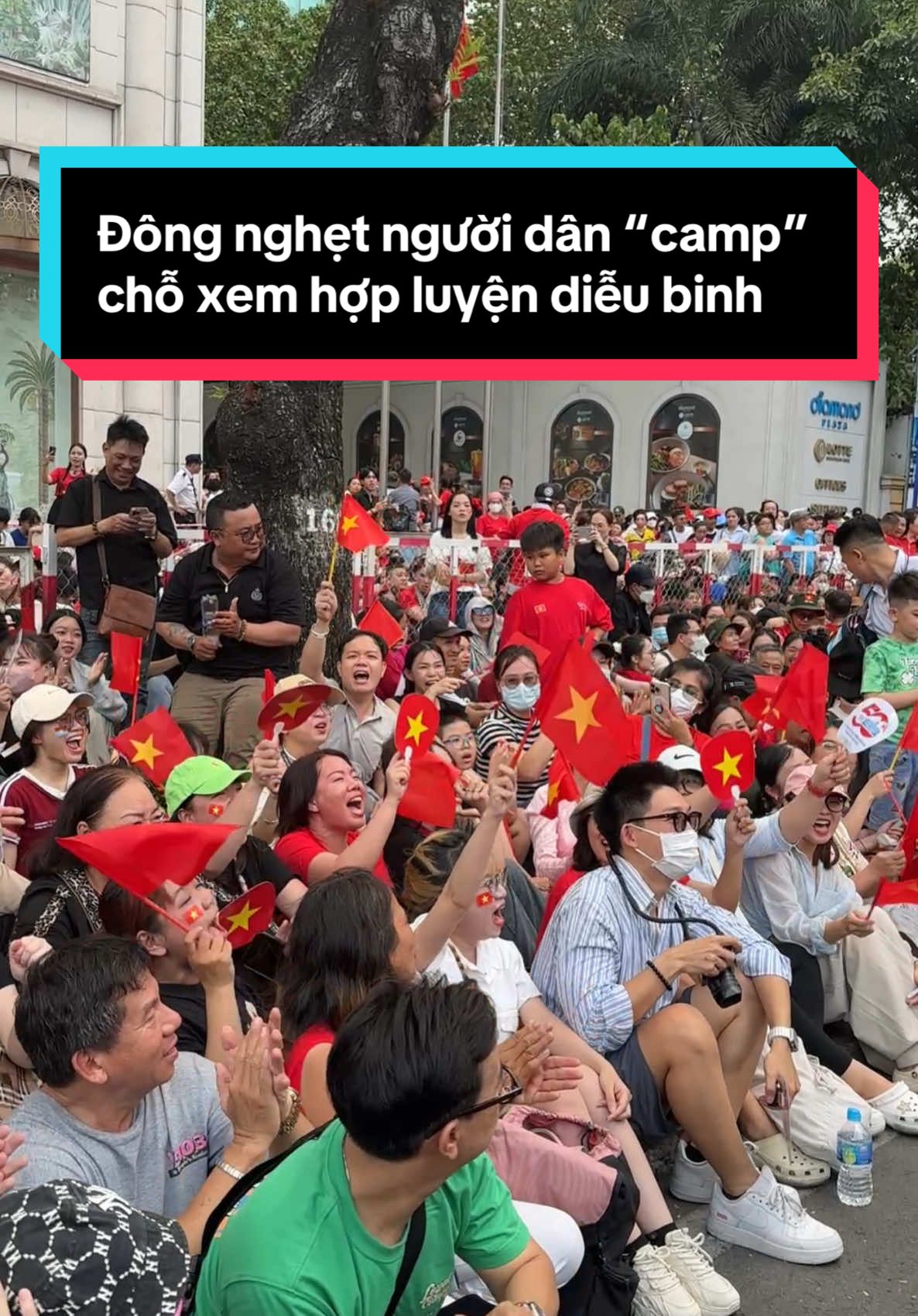 Đông nghẹt người dân ở Diamond Plaza “camp” chỗ chờ xem Sơ duyệt Kỷ niệm 50 năm giải phóng miền Nam, thống nhất đất nước 🇻🇳🫡 #hochiminhcity #Dieubinh #vietnam #mapping #fireworks #army #saigon #motivation #giaiphongmiennam #dieubinh 