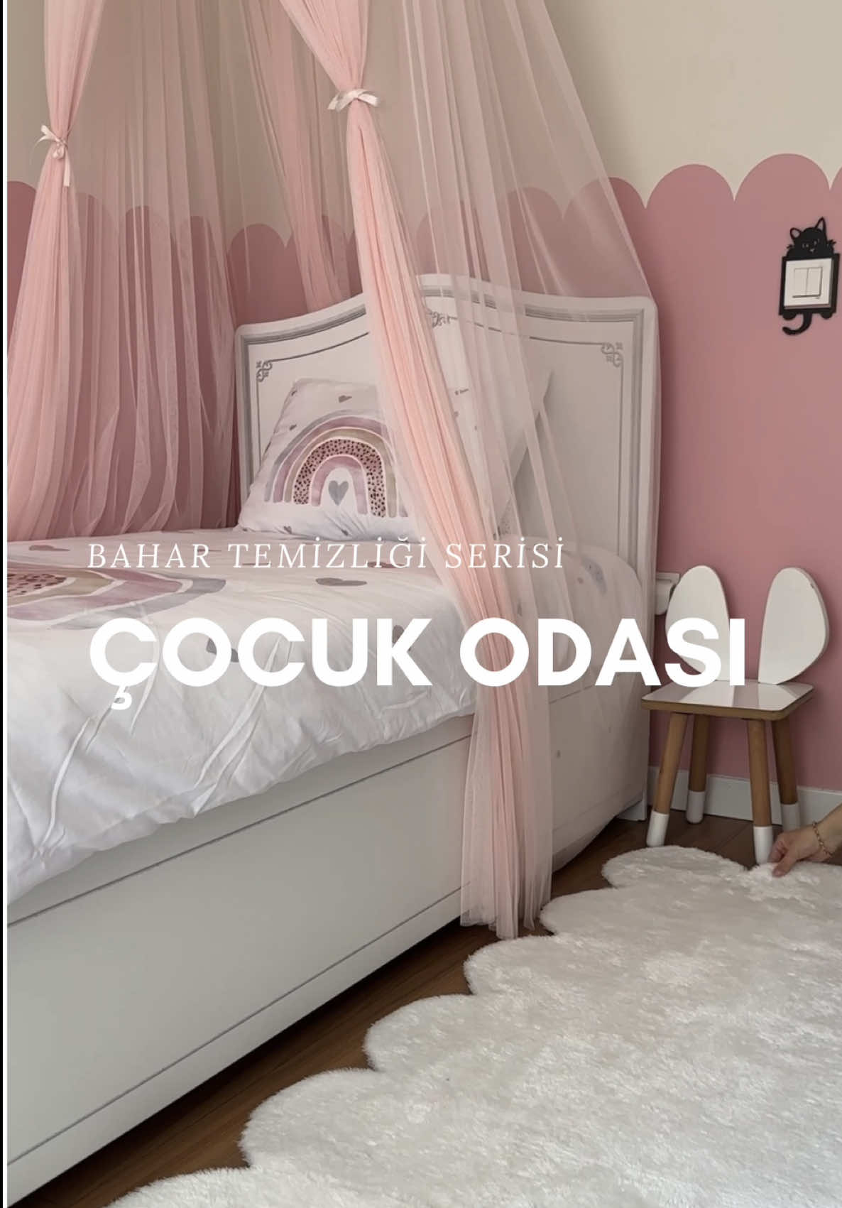 “Minik prensesin odası bahara hazır! Oyuncaklar düzenlendi, kitaplar yerini buldu, tül perdeler mis gibi kokuyor… Temizliğin sadece evi değil, ruhu da ferahlattığını bir kez daha hissettim. Bahar geldi, tazelenme vakti!” #bahartemizliği #bayramtemizliği #cocukodası #temizlikrutinim #evdüzeni #evtemizligi #annelik #temizlikfikirleri #temizlikönerileri #cleaningasmr #temizlik