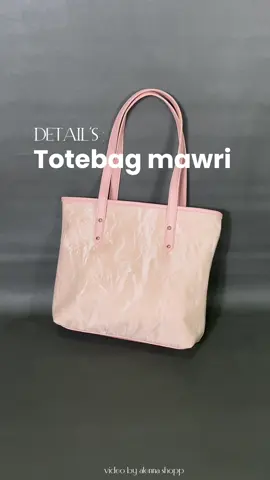 Totebag mawri yang lagi trend di 2025 karna tampilan nya cantikkk banget dan elgenat dengan harga yang sangat murah meriah worth it bangett ,kalian wajib punya 🎀💗👛🛒🤍#fyp #tasworthit #tasaesthetic #totebag #taswanita #tassekolah #tasjinjing #tascantik #tasmurah #taskekinian #tastrending #taskuliah #taskerja #tasbahu #tas #taspink #idekado #promoguncang55 #tasmuatbanyak #fyp #jumathemat 