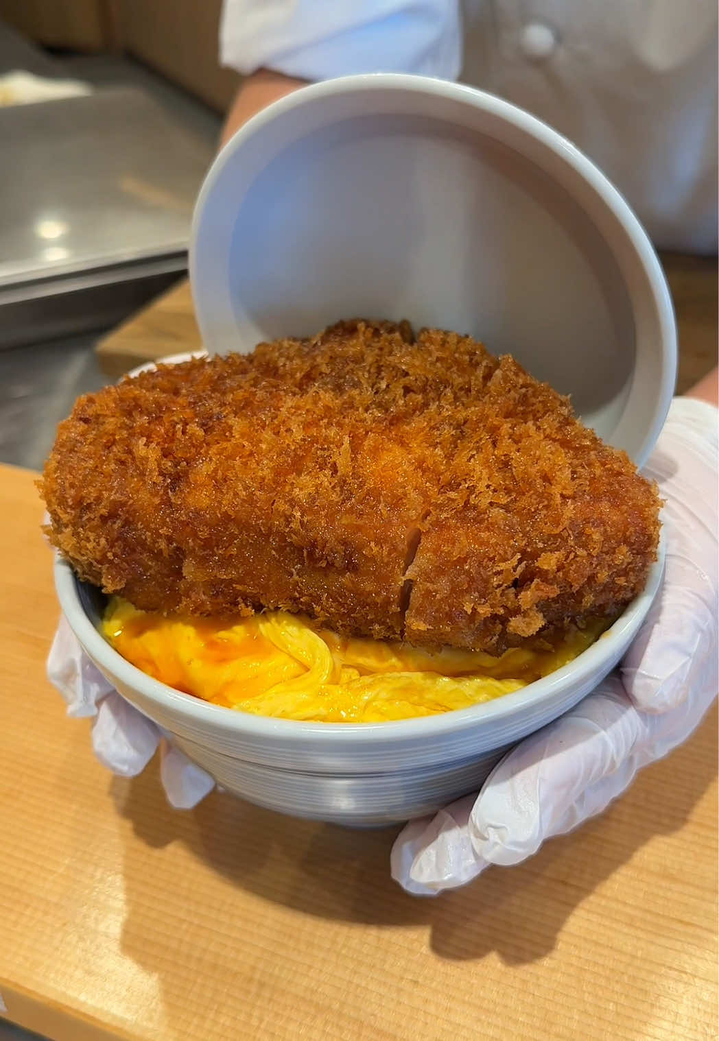 卵でとじない特上焼きカツ丼！国産リブロース300gを使ったカツ丼は美しい見た目で美味しかった！ （店名） ・とんかつ丸七 深川不動店 （場所） ・東京都江東区富岡1-14-14 （営業時間） ・11:30〜16:30 （定休日） ・不定休 #東京グルメ #japanesefood #tiktokfood 