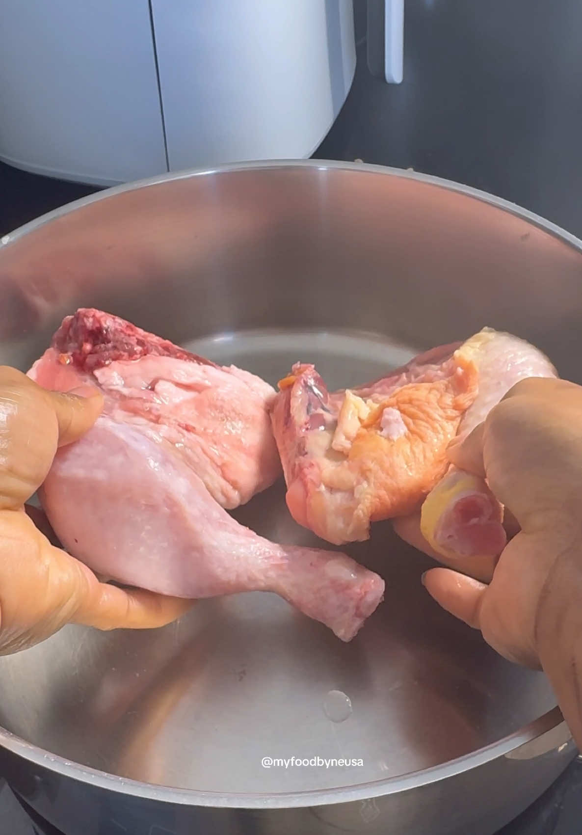 Frango à Brás Lista de Ingredientes: - 1 Cebola laminada -500 g batata cortada em palitos finos - 3 dentes de alho - 4 OVOS - Azeitonas pretas - Salsa - 4 coxas e sobrecoxa #Bacalhau #bacalhauabras #bacalhauportugues #bacalhaucomnatas #receitasportuguesas #receitas #culinariaportuguesa #receitasfaceis #culinaria #foodhome #foodrecipe #explorefood #foodblogger #foodfyp