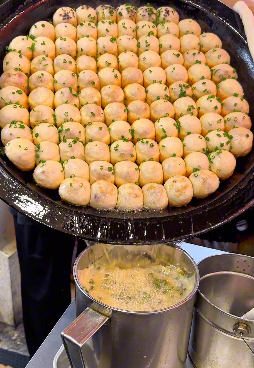 肉汁溢れる焼き小籠包😋 　　　 📍福岡 / 天神 【店名】博多焼き小籠包1010 【時間】11:00〜19:00 【定休】不定休 　　　 #福岡グルメ#japanesefood