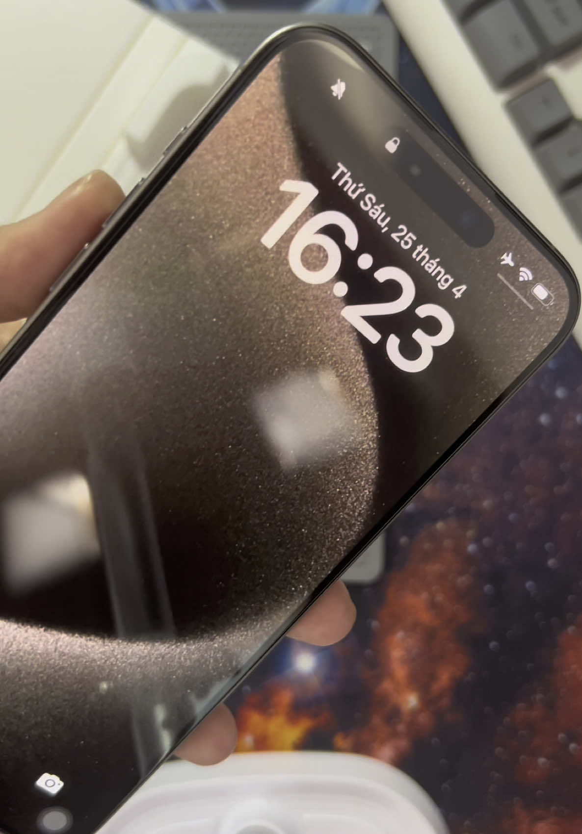 Kính không lẹm viền đen#anhtrocbanop #kinhcuongluc#cuongluciphone16prm#kinhdekey#dekey#xuhuong