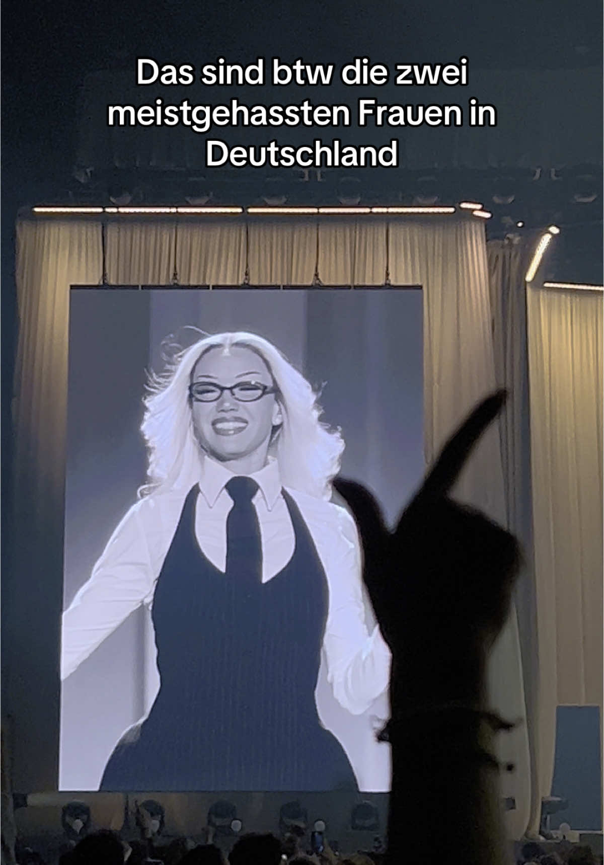 Ich verstehe manche Punkte, warum man sie kontrovers finden könnte (juckt mich aber nicht). Dann bitte aber auch die gleiche Energy bei den männlichen Rappern, danke. #shirindavid #shz #ikkimel #shz #shirizzle #shirindavidkonzert #ikkimelkonzert #shirindavidtour #schlauaberblond #ikkimeldiegeile 