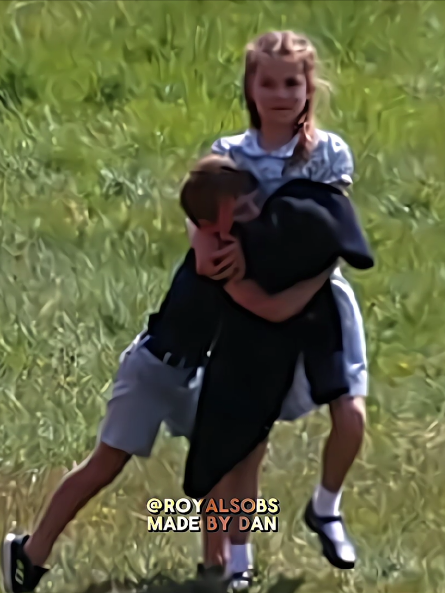 They are so cute together 🥹 •ib: me •PS. Louis is NO less important than George and Charlotte 🫶🏻 #princelouis #princesscharlotte #thewalesfamily #britishroyalfamily 